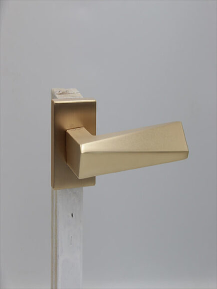 AVVA - V8 - MATT GOLD (ROSETTE)