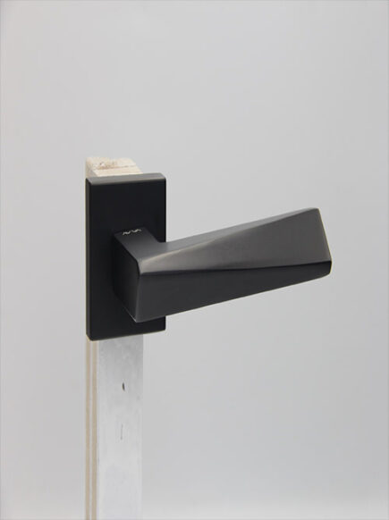 AVVA - V8 - BLACK (ROSETTE)