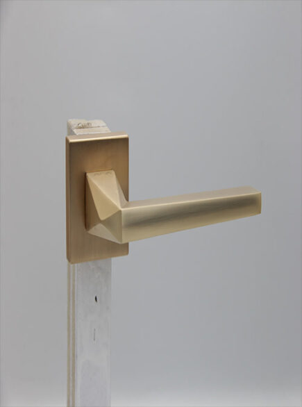 AVVA - V11 - MATT GOLD (ROSETTE)