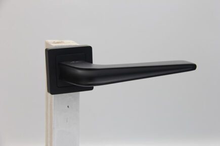 CD - 016 - BLACK (ROSETTE)