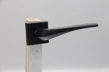 CD - 039 - BLACK (ROSETTE)