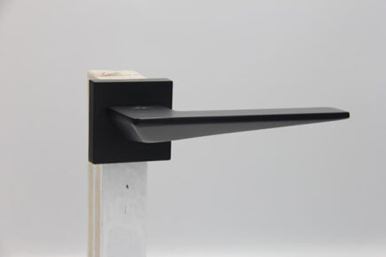 CD - 043 - BLACK (ROSETTE)